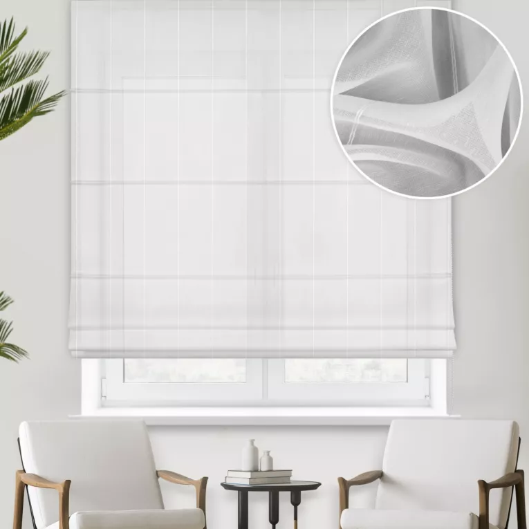 Roleta rzymska biała z miękkiej tkaniny o naturalnym splocie z pionowymi pasami, wykończona obciążnikiem