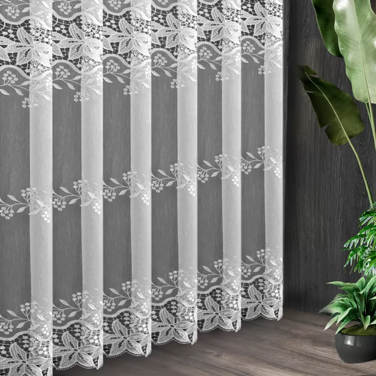 Tkanina firanowa typu aden,  zdobiona roślinnym haftem i dwoma pasami gipiury