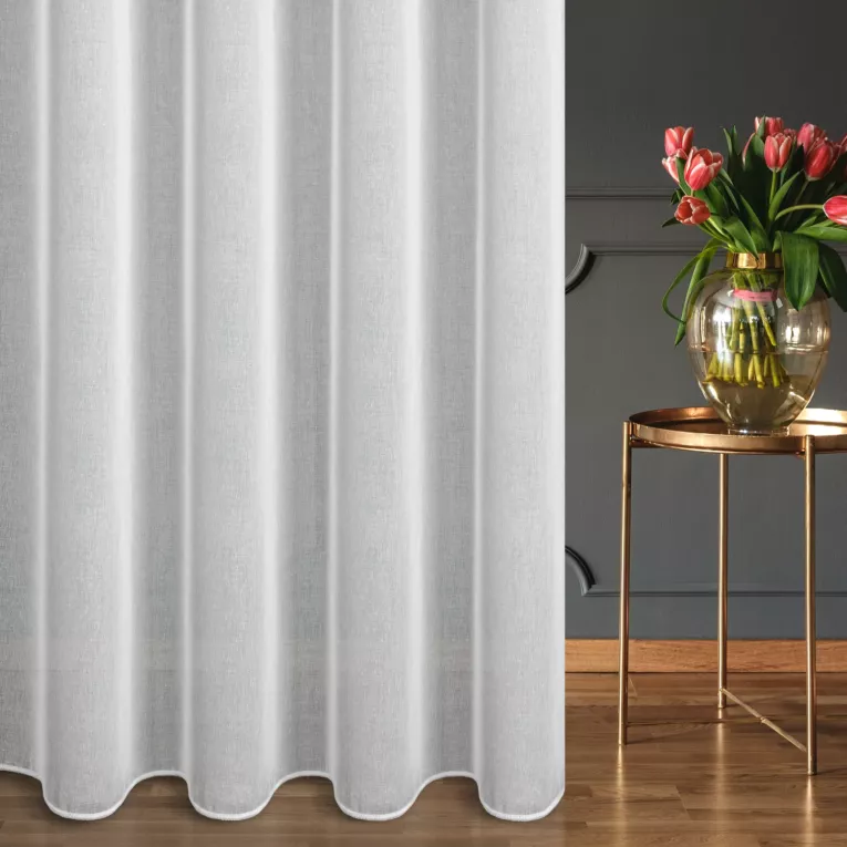 Firana szyta na taśmie 5 cm biała z miękkiej etaminy o naturalnym wyglądzie, wykończona obciążnikiem