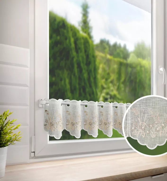 Tkanina firanowa zazdrostka z etaminy zdobiona haftem subtelnym drobnych kwiatuszków