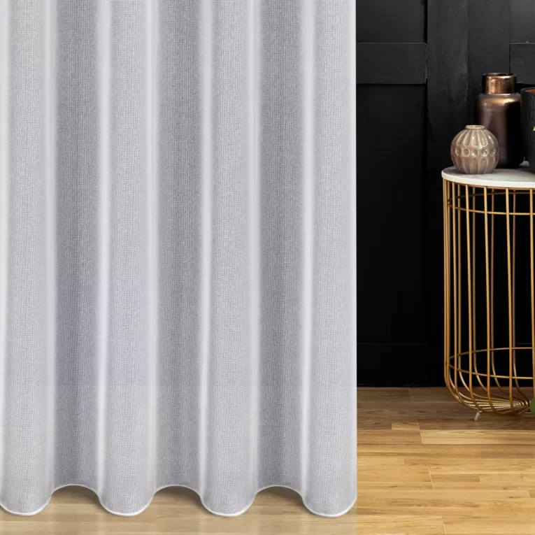 Firana szyta na taśmie 5 cm biała z miękkiej matowej tkaniny o strukturze siatki, wykończona obciążnikiem, odporna na zaciągnięcia