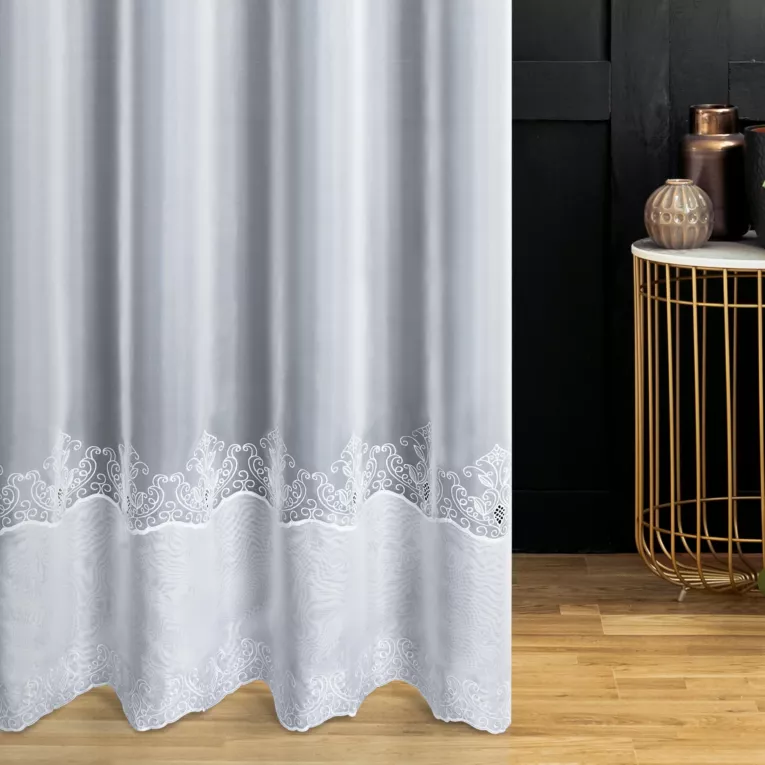 Firana szyta na taśmie 5 cm biała z woalu ozdobionego podwinięciem z ażurowym haftem