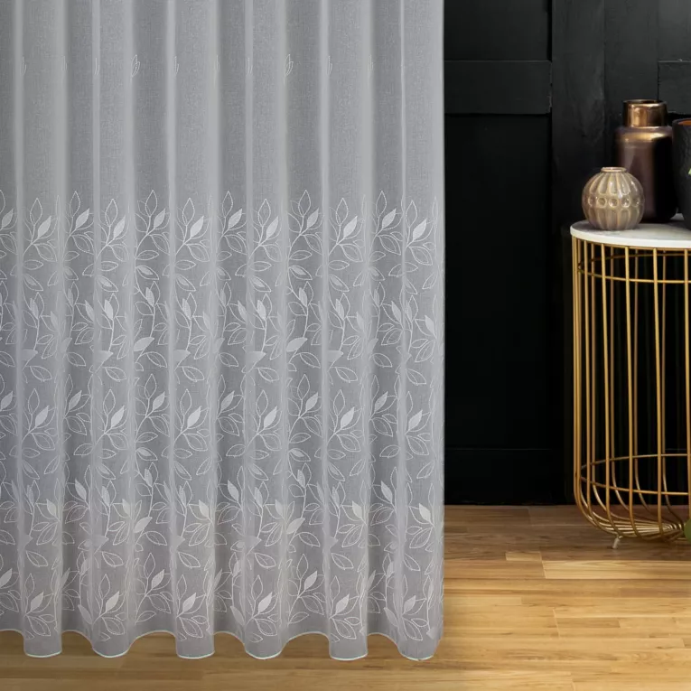 Firana szyta na taśmie 5 cm kremowa z matowej etaminy haftowanej w roślinny wzór, wykończona obciążnikiem