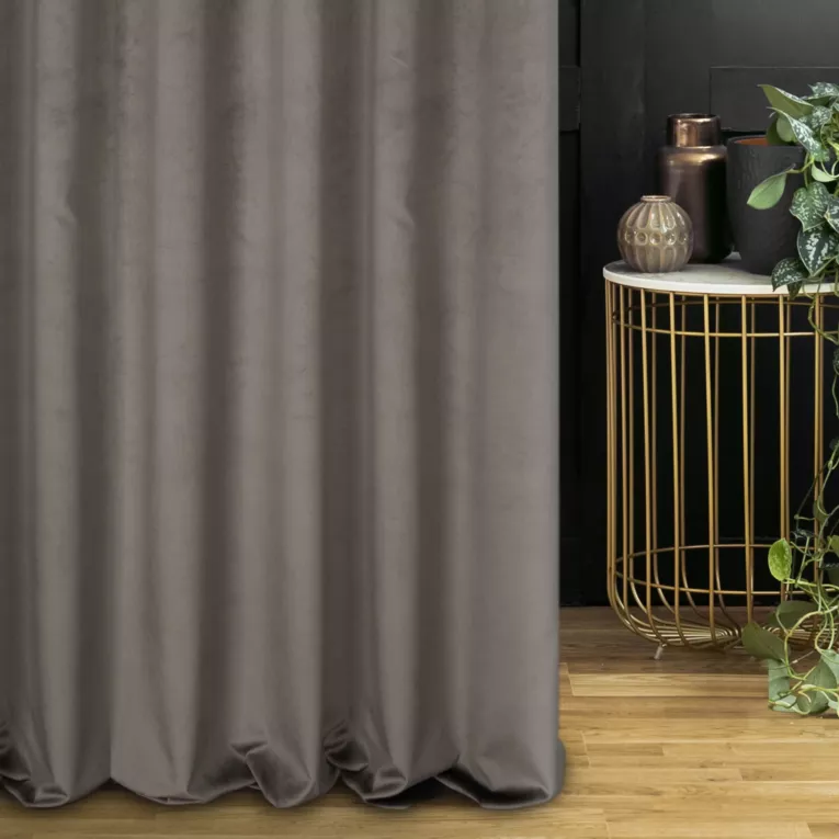 Zasłona szyta na taśmie 5 cm ciemnobeżowa z grubej, matowej tkaniny welwetowej o gramaturze 380g/m2