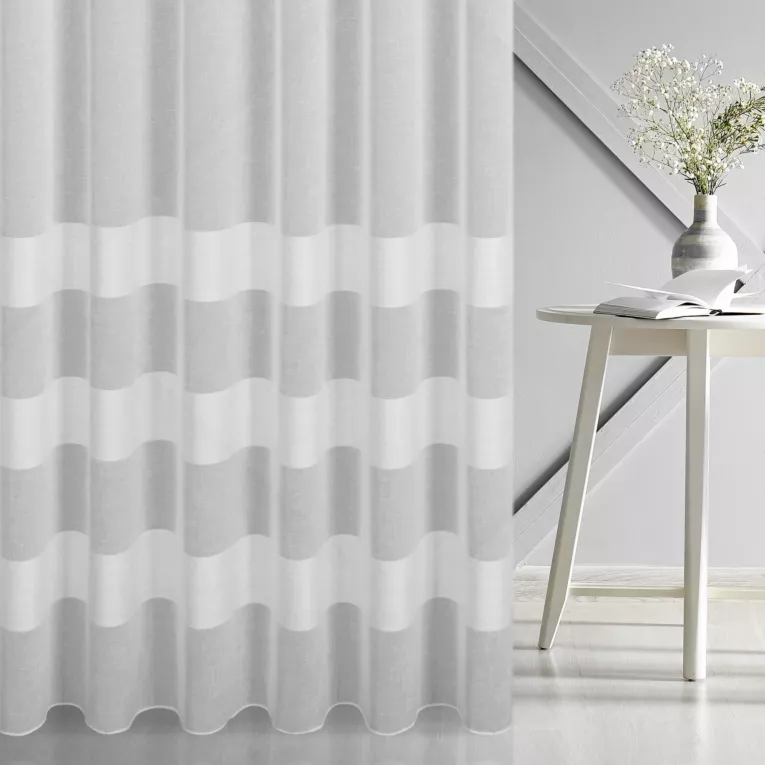 Firana szyta na taśmie fala biała z etaminy zdobionej poziomymi pasami, wykończona obciążnikiem Italissima Eva Minge