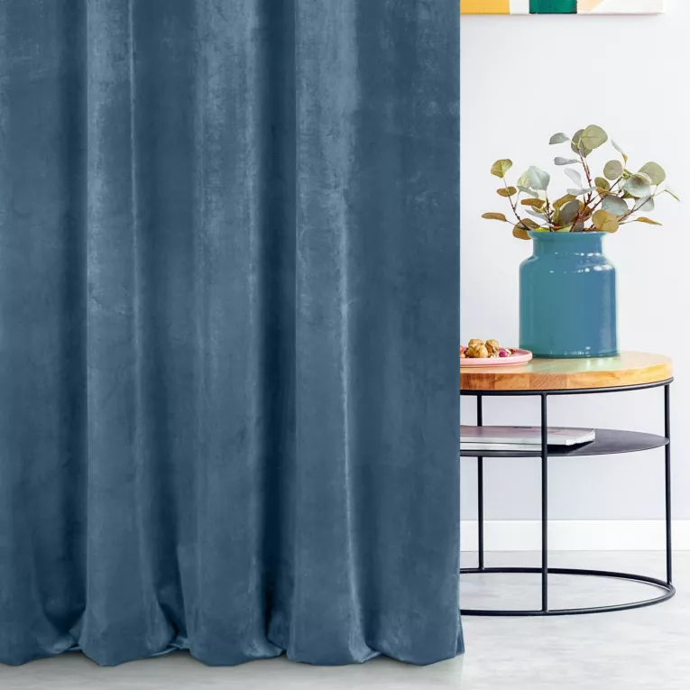 Zasłona szyta na taśmie 5 cm niebieska z miękkiej tkaniny welwetowej