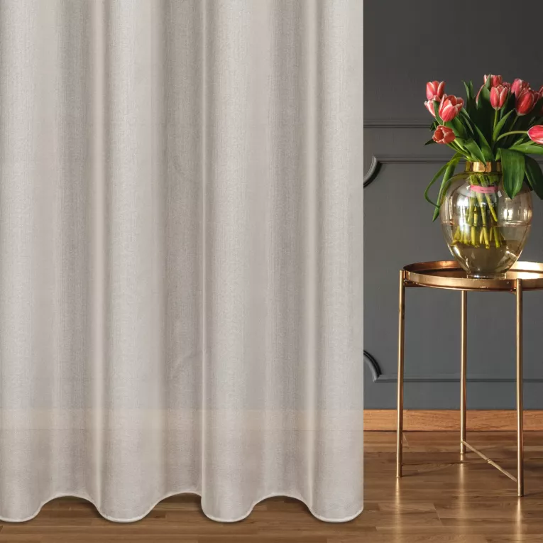 Firana szyta na taśmie 5 cm beżowa z miękkiej tkaniny o delikatnym połysku, wykończona obciążnikiem