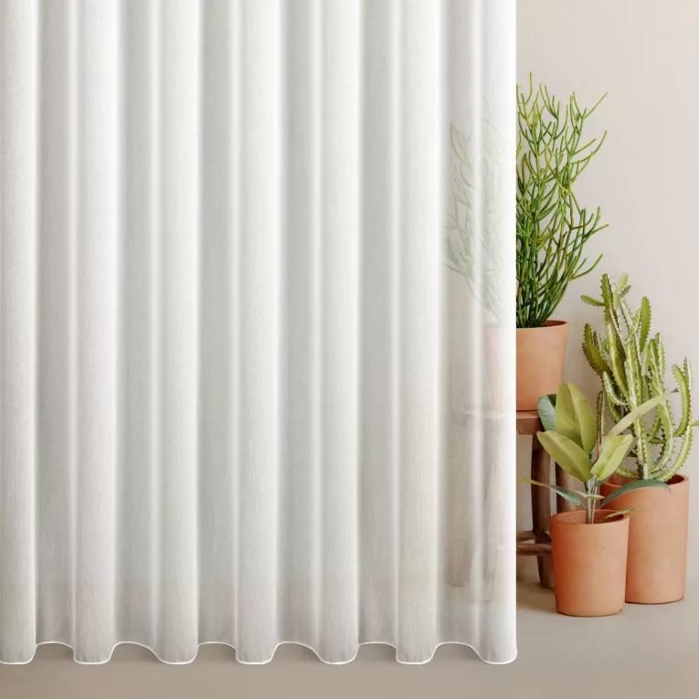 Firana szyta na flexach naturalna z tkaniny o charakterystycznym wzorze jodełki, wykończona obciążnikiem