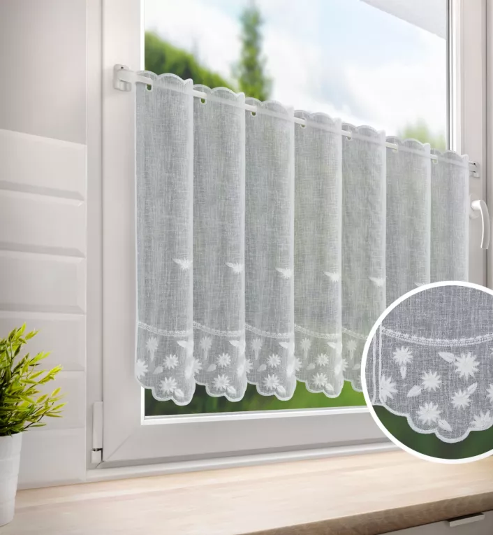 Tkanina firanowa zazdrostka z etaminy zdobiona haftem drobnych kwiatów