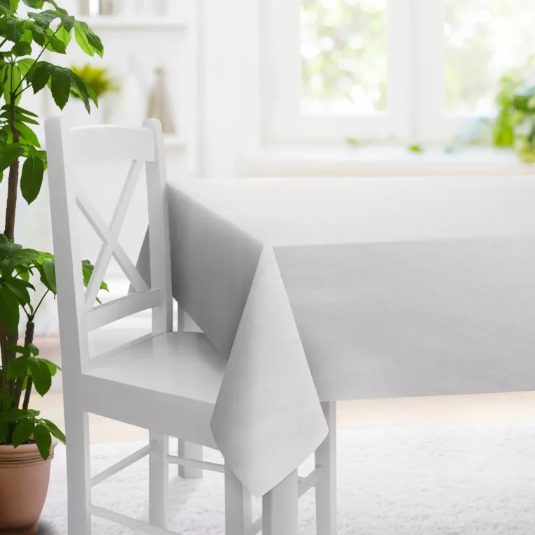 Obrus szyty biało srebrny z gładkiej tkaniny przeplatanej błyszczącą lureksową nicią