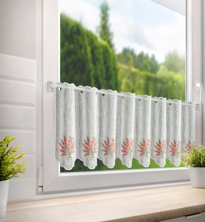 Tkanina firanowa zazdrostka z etaminy zdobiona kolorowym haftem