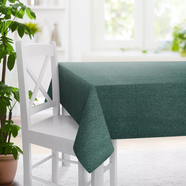 Obrus szyty ciemnozielony z tkaniny z dodatkiem połyskującej nici, z widocznym ozdobnym splotem