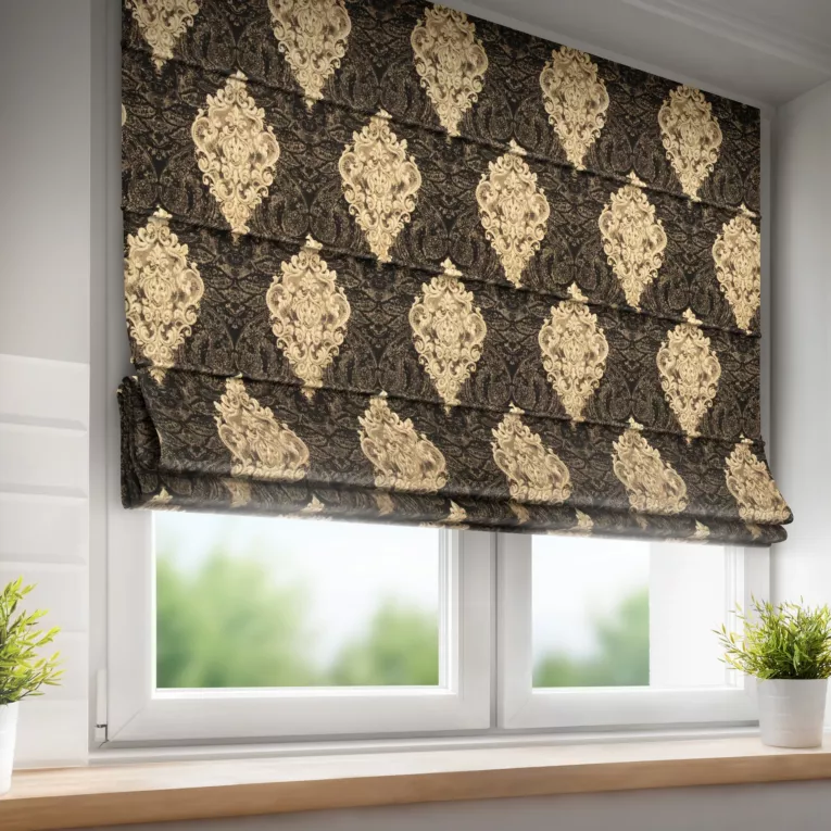 Roleta rzymska czarno złota z szenilowej tkaniny w drobny geometryczny wzór przetykany błyszczącą nicią