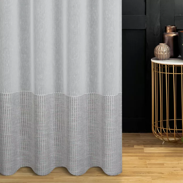 Firana szyta na taśmie 5 cm naturalno beżowa z matowej etaminy ozdobionej szerokim ażurowym pasem, wykończona obciążnikiem