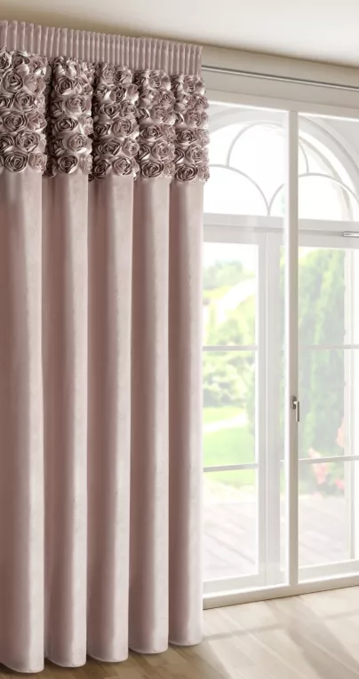 Zasłona pudrowa z welwetu zdobiona aplikacją 3D róż 140x270 cm taśma - ROSES Eva Minge