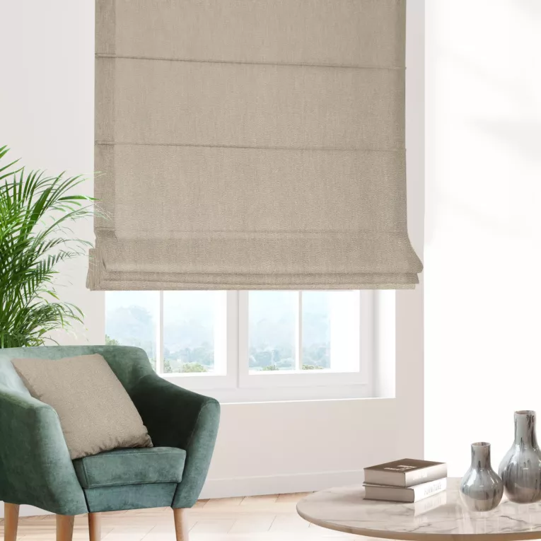 Roleta rzymska ciemnobeżowa z tkaniny strukturalnej z delikatnym połyskiem