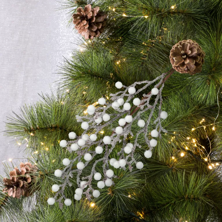 Zimowa gałązka z białymi  kulkami i szronem