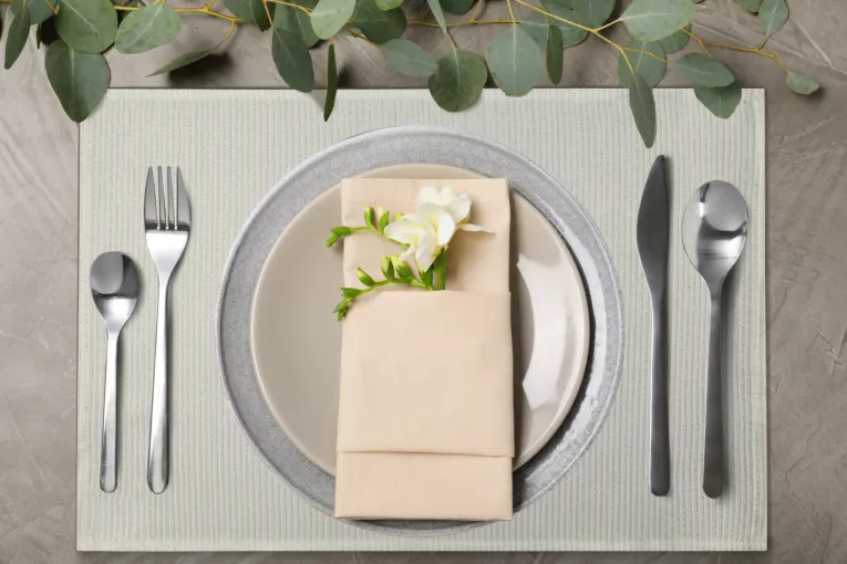 Komplet serwetek 4 szt 30x40 cm biały ALISA przetykanych złotą nicią tworzącą wzór pasów