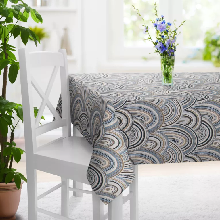 Obrus szyty niebiesko beżowy z grubej, gobelinowej tkaniny w geometryczny wzór, zawiera 50% bawełny