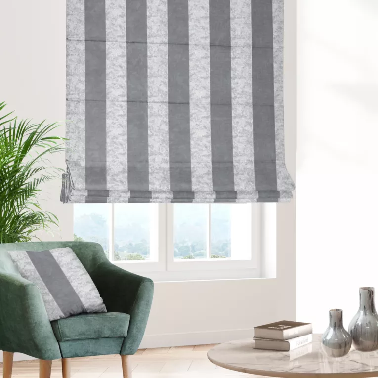 Roleta rzymska CALVIA1 srebrna z szenilowej tkaniny w klasyczne pionowe pasy przetykane błyszczącą nicią