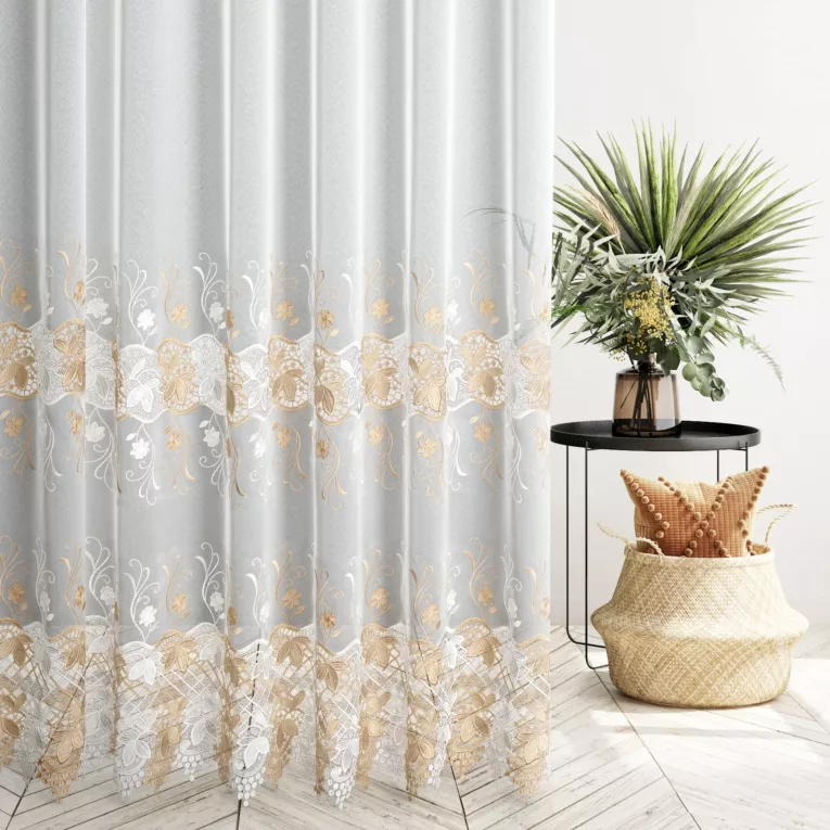 Firana szyta na taśmie 5 cm kremowa z tkaniny matowej z aplikacją na markizecie