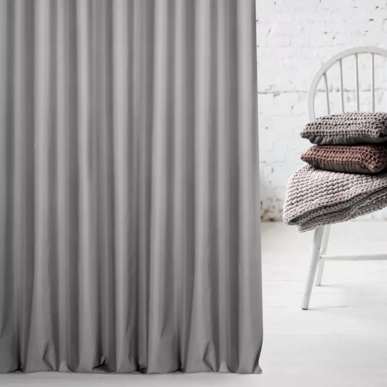 Zasłona szyta na taśmie 5 cm szara z gładkiej tkaniny typu Blackout zaciemniającej 100%