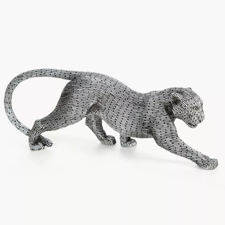 Figurka srebrna w kształcie geparda z metaliczną geometryczną strukturą 34x8x12 cm ZURI