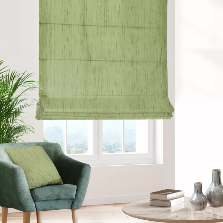 Roleta rzymska oliwkowa z tkaniny welwetowej w pionowe prążki, wykończona obciążnikiem