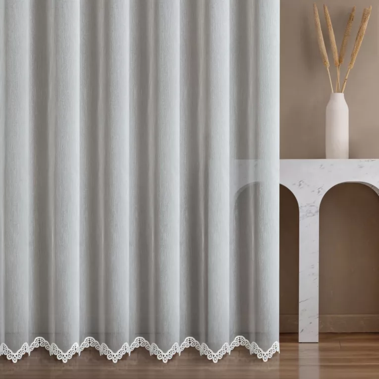 Firana szyta na taśmie 5 cm biała z matowej tkaniny tkaniny typu ADEN z ozdobną aplikacją