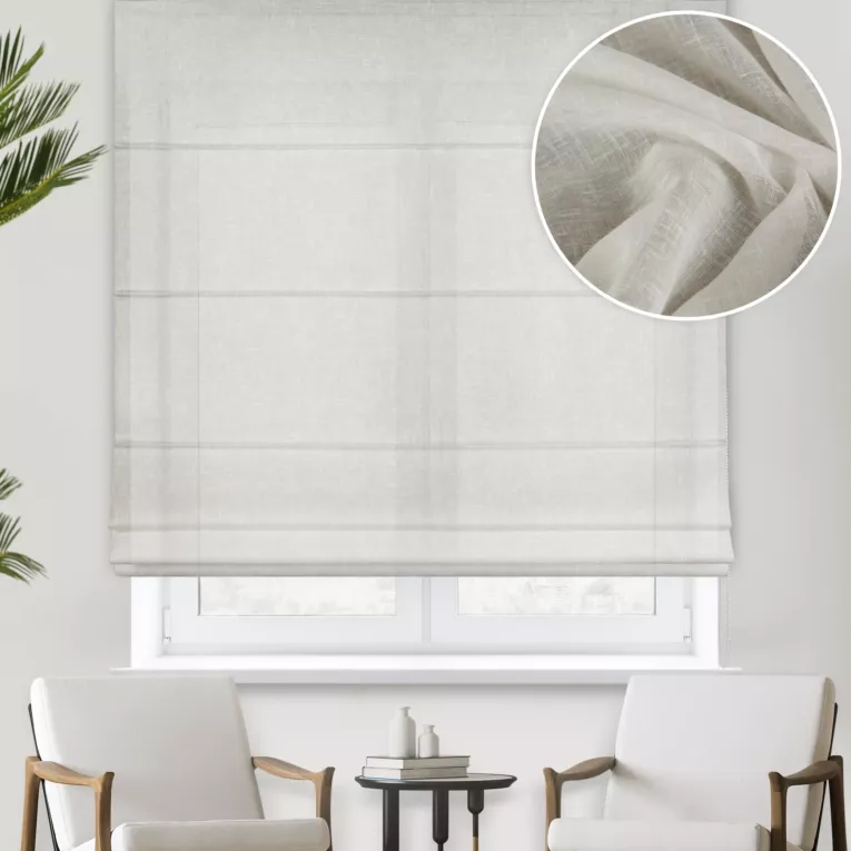 Roleta rzymska beżowa z miękkiej, matowej etaminy o naturalnym splocie, wykończona obciążnikiem