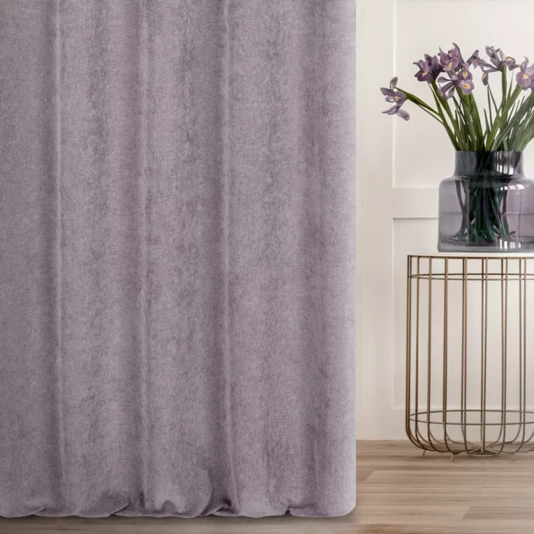 Zasłona szyta na taśmie 5 cm liliowa miękka, szenilowa tkanina o wyraźnym splocie i delikatnym połysku
