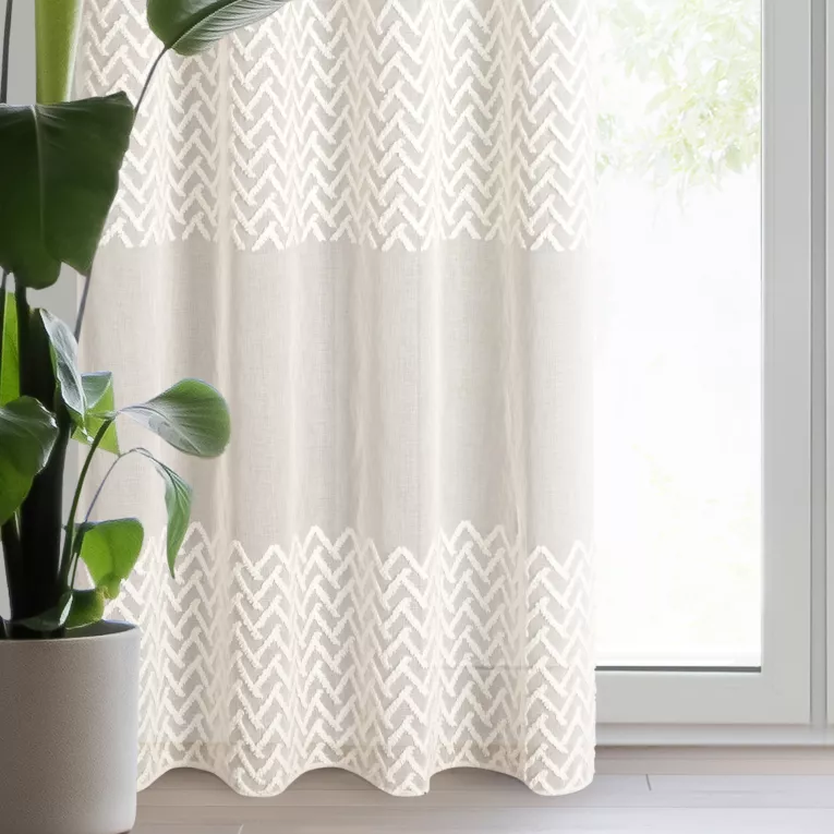 Firana beżowa zdobiona puszystą aplikacją 140x250 cm przelotka ESTER