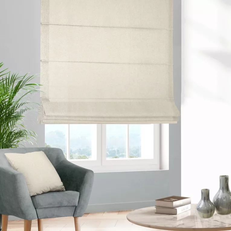 Roleta rzymska jasnobeżowa z gładkiej, zaciemniającej tkaniny z wyraźnym splotem