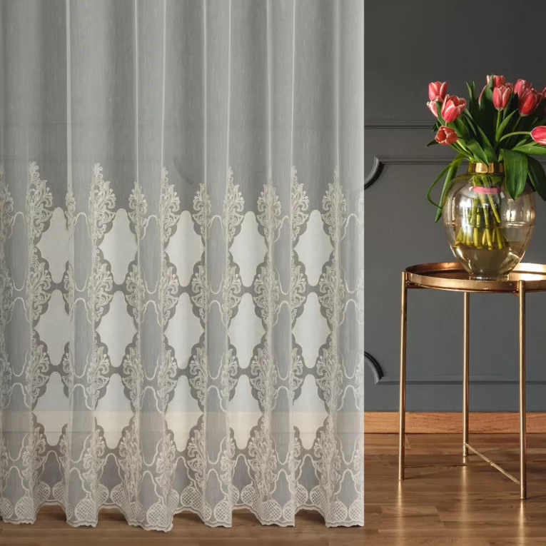 Firana szyta na przelotkach naturalno beżowa z delikatnej tkaniny typu aden, wykończonej łańcuszkowym haftem Italissima Eva Minge