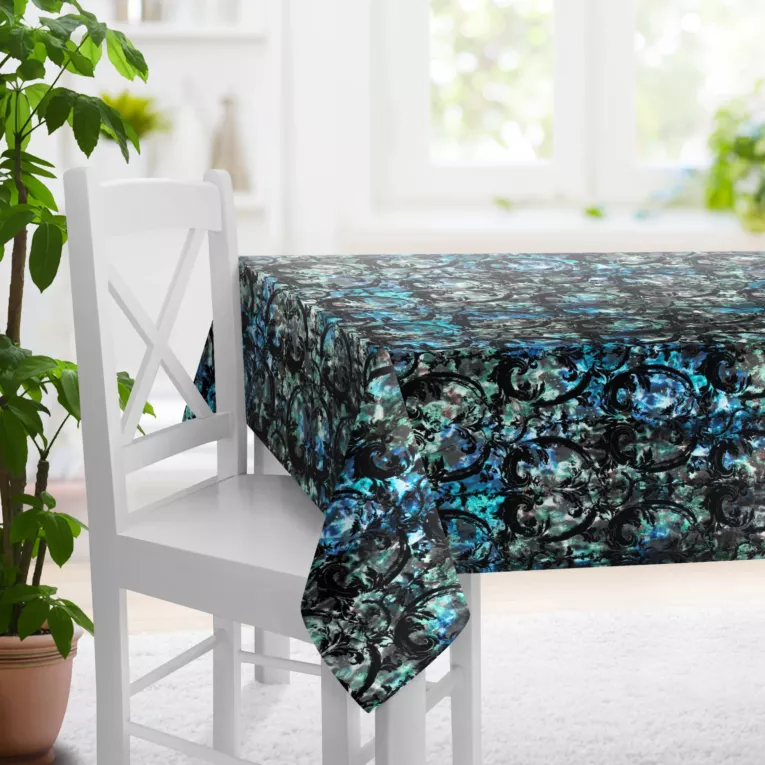 Obrus szyty czarno turkusowy z grubej welwetowej tkaniny w duży ornamentowy wzór