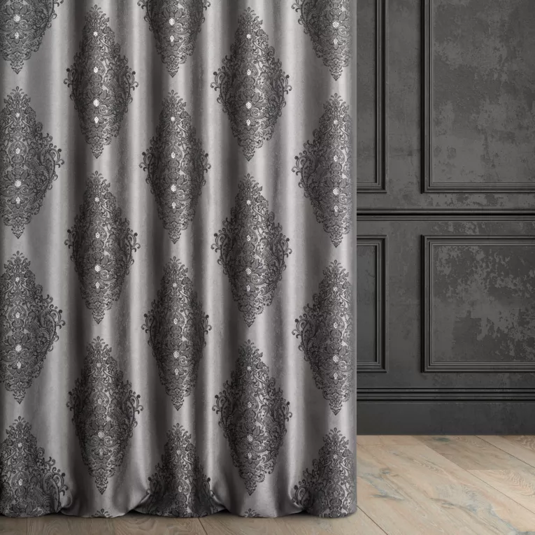 Zasłona szyta na taśmie 5 cm popielata z tkaniny w klasyczny wzór ornamentowy z drobnym błyszczącym akcentem