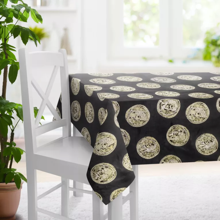 Obrus szyty LIAM czarno złoty z miękkiej welwetowej tkaniny i złotym antycznym motywem