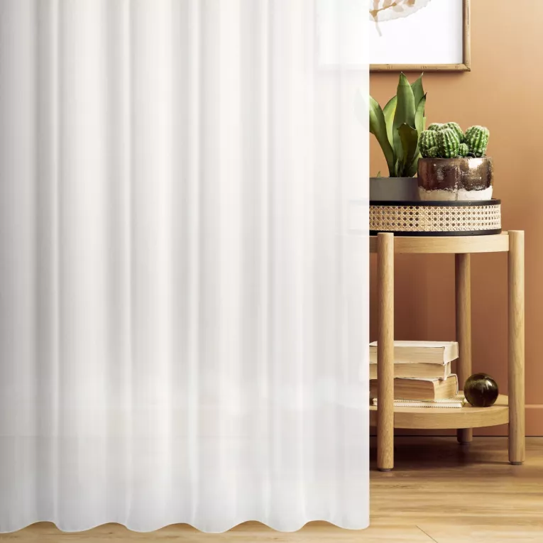 Firana szyta na taśmie 5 cm biała z matowej tkaniny o charakterystycznym jodełkowym wzorze, wykończona obciążnikiem