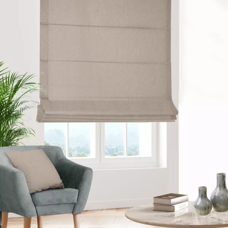 Roleta rzymska szara z tkaniny z dodatkiem połyskującej nici, z widocznym ozdobnym splotem