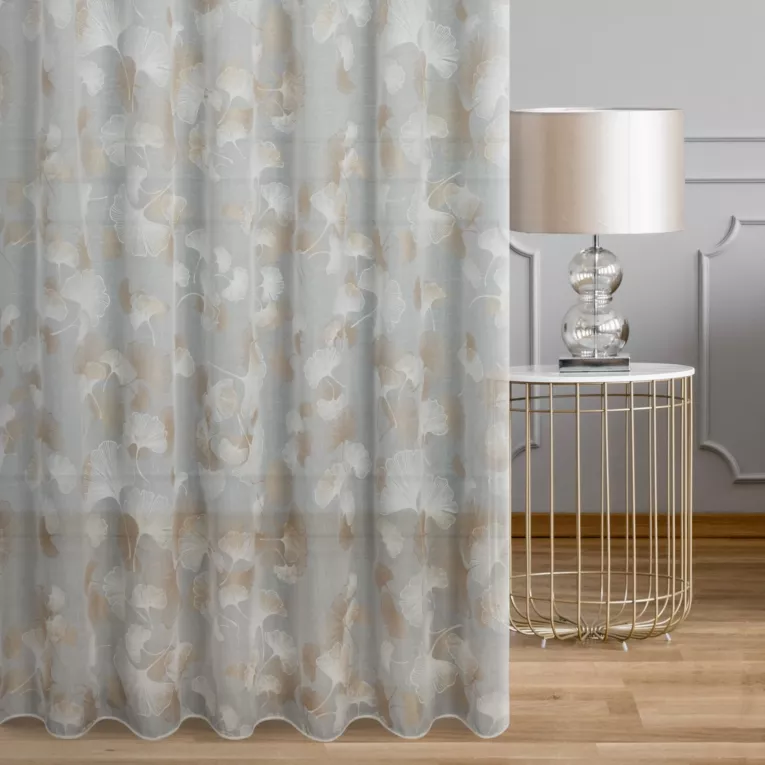 Firana szyta na taśmie 5 cm biało złota z tkaniny typu ETAMINA z delikatnie połyskującym, botanicznym nadrukiem na całości tkaniny, wykończona obciążnikiem