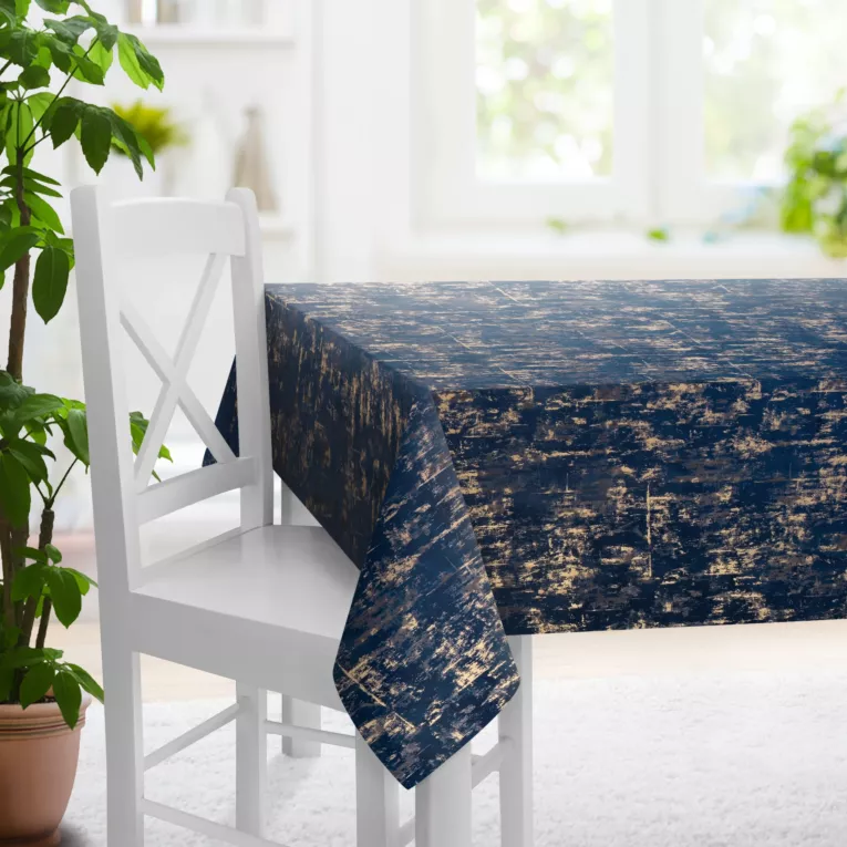 Obrus szyty granatowo złocisty z tkaniny welwetowej zdobionej połyskującym drukiem