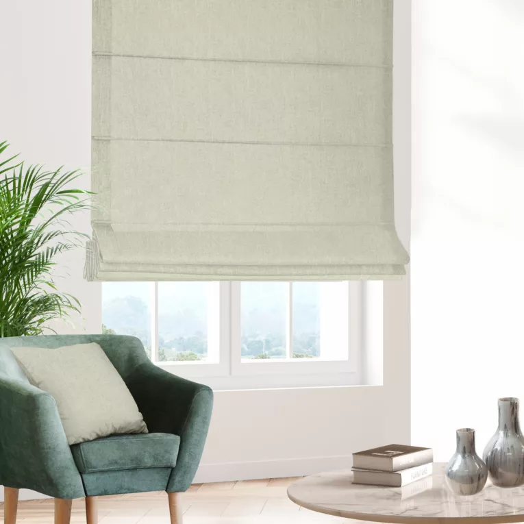 Roleta rzymska kremowo złota z tkaniny o strukturze przecierki zdobionej lureksową nicią