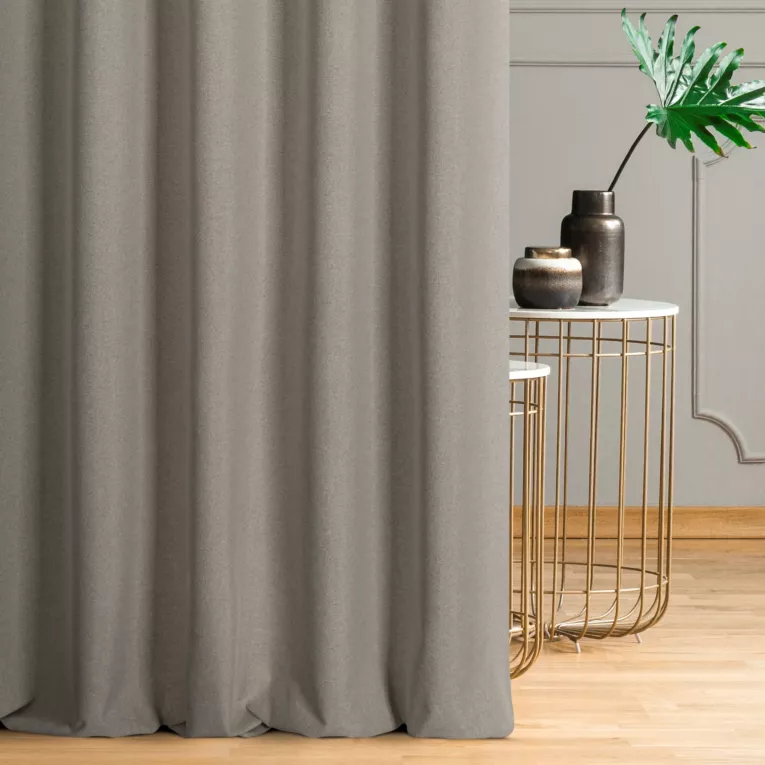 Zasłona szyta na flexach jasnobeżowa ze strukturalnej tkaniny typu blackout, zaciemniająca w 100%