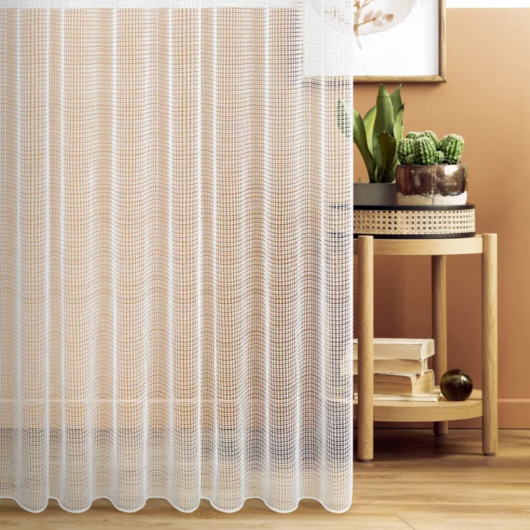Tkanina firanowa, gładka matowa siatka o geometrycznym splocie , wykończona obciążnikiem