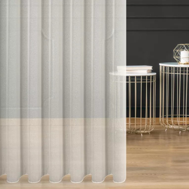 Firana szyta na taśmie 5 cm biała z drobnej siateczki, wykończona obciążnikiem