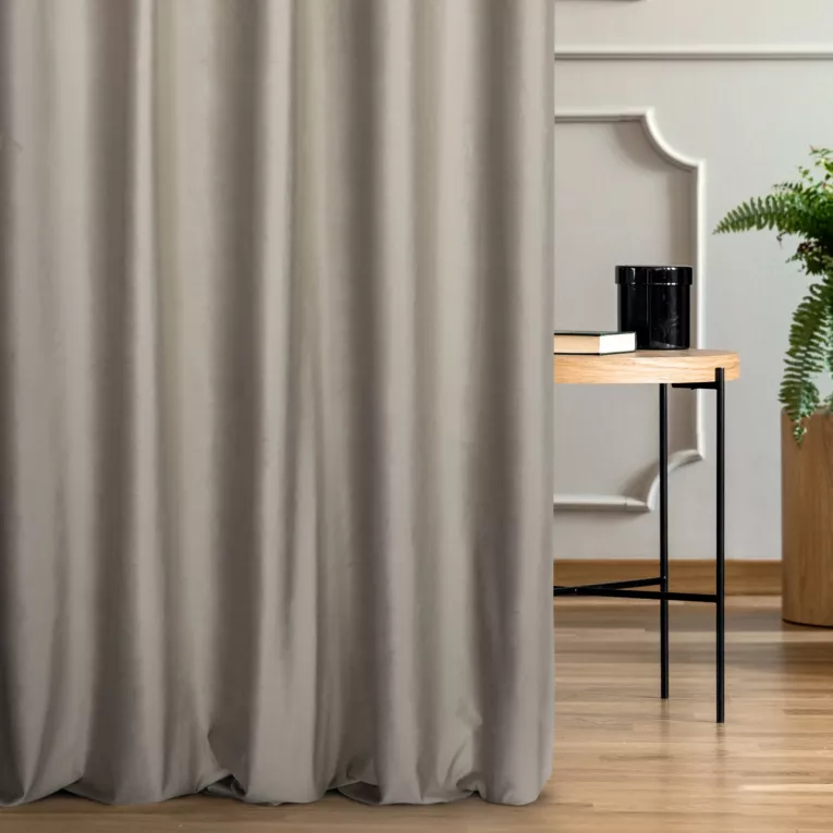 Zasłona szyta na taśmie 5 cm jasnobrązowa z miękkiej półmatowej tkaniny welwetowej