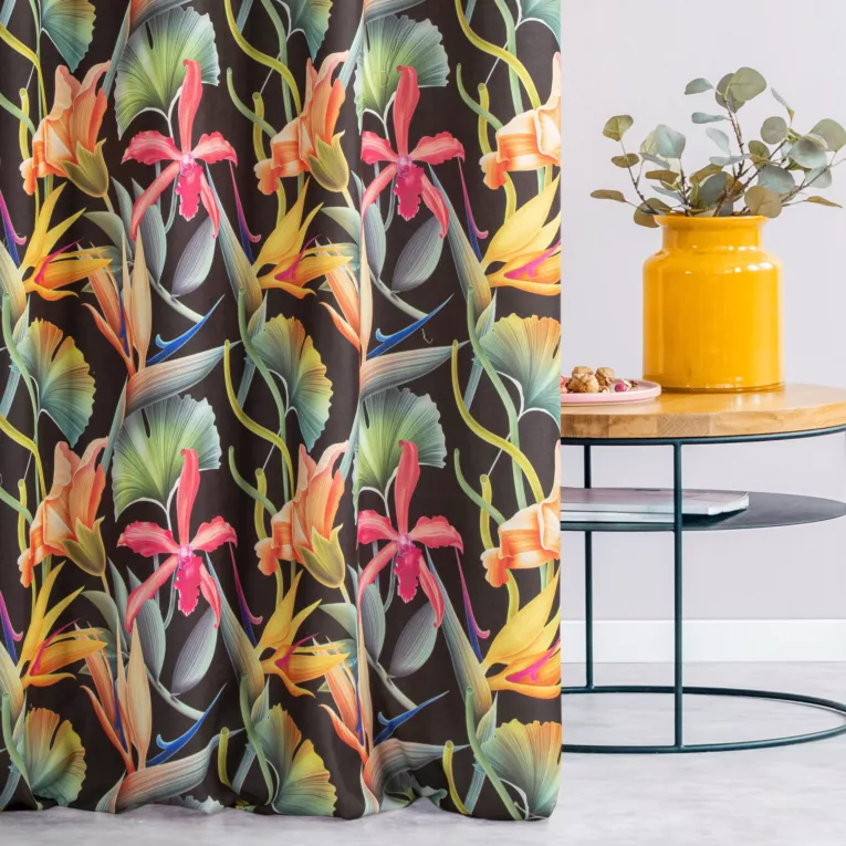 Zasłona szyta na taśmie 5 cm BESS czarno pomarańczowa z miękkiej tkaniny drukowanej w kolorowy botaniczny wzór