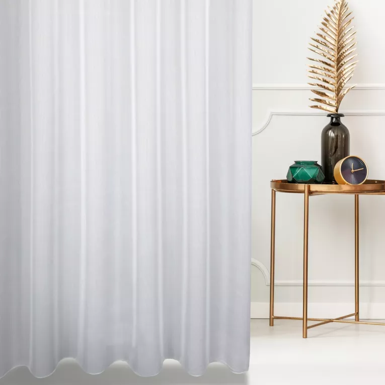 Firana szyta na przelotkach biała z miękkiej tkaniny o luźnym splocie i lekkim połysku, odporna na zaciągnięcia, wykończona obciążnikiem