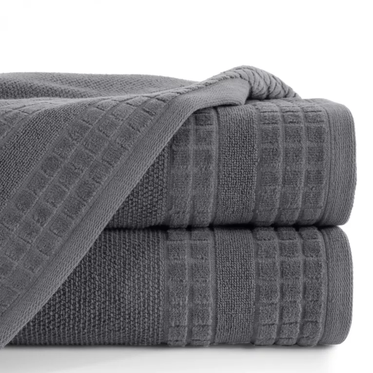 Ręcznik z wypukłą fakturą podkreślony welwetową bordiurą w krateczkę