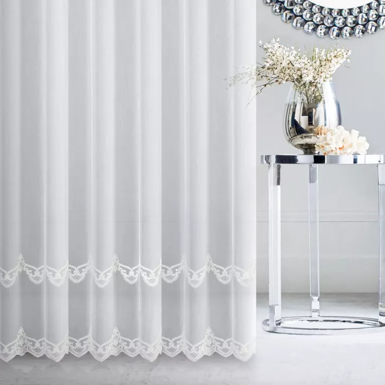 Firana szyta na taśmie 5 cm OCTAVIANA naturalna z matowej tkaniny ozdobionej kordonkowym wzorem ornamentowym